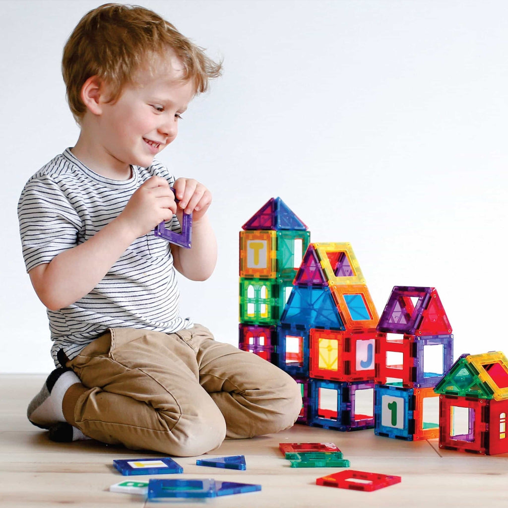 enfant jouant avec des blocs magnétiques de construction univers magnétique construis ton château