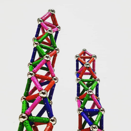tours magnétiques construites avec des bâtonnets aimantés et des billes